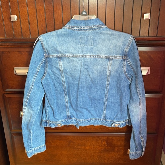 GUESS Medium Wash Denim Jacket ♥️ - Picture 2 of 4